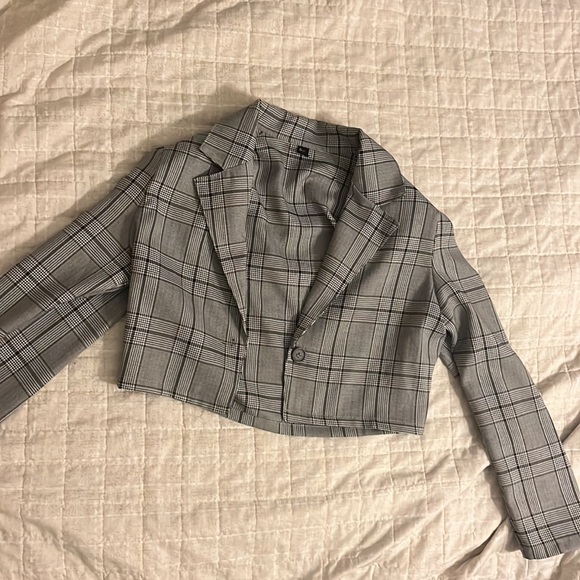 Gray Plaid Cropped Blazer with Notched Lapels - Picture 4 of 5